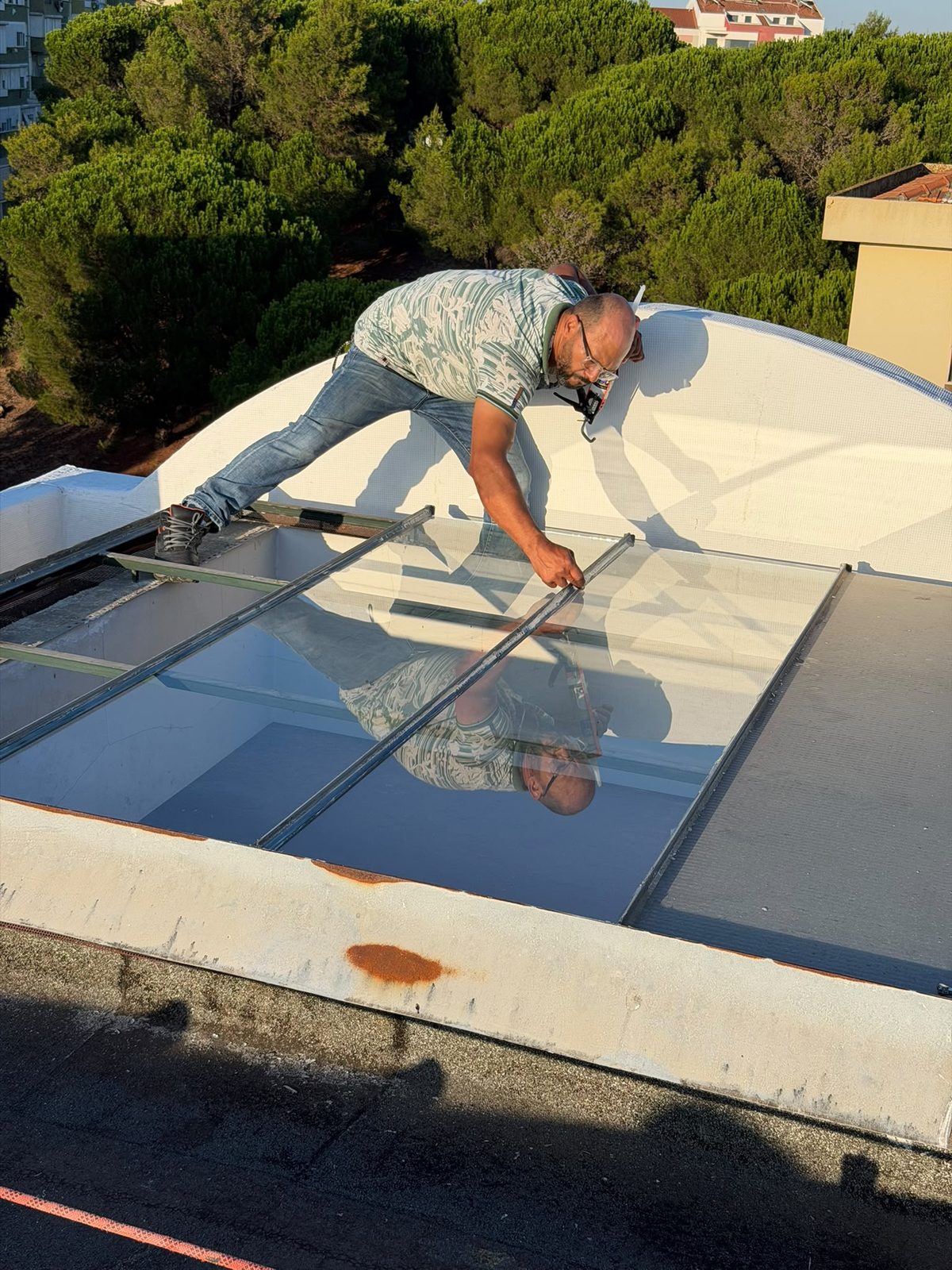 Equipa da AM a instalar uma clarabóia em vidro numa cobertura